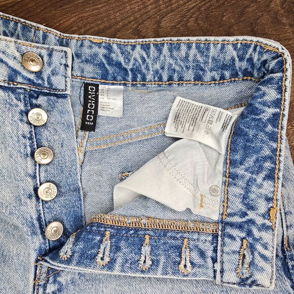 Divided H&M High Rise Button Fly Frayed Ankle Cropped Mom Jeans 2 Light Wash - Picture 7 of 9